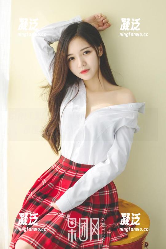 GIRLT果团网 - 何梦兮Stacy办公室写真：原图来啦，那个文件夹我得先关掉！