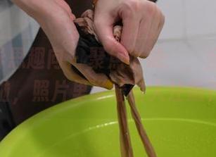 IESS异思趣向 – 聚焦小婕：，当老板来啦，照片里谁最引人注意？