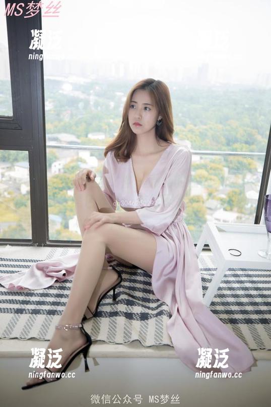 MSLASS梦丝女神-乔儿 MSLASS梦丝女神 - 乔儿的在线写真:舞蹈服跟黑色丝袜,这搭配越来越混搭的风范啊。
