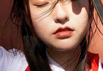 MiiTao蜜桃社 – 缇娜美Tinami的美图更新又来了！白裙这次撞色搭配，我一时间还没反应过来！