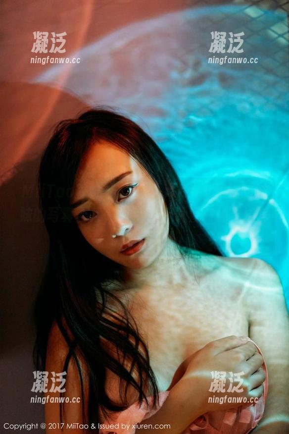 MiiTao蜜桃社 - 雪梨sherry和她的妹妹的写真合集，似乎在诉说着一种无法言说的默契。