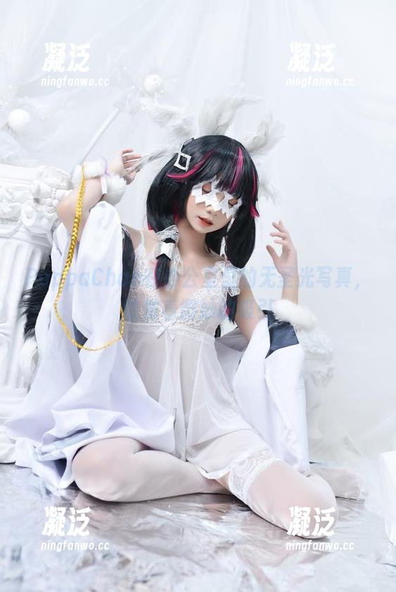 PoppaChan PoppaChan在办公室里的无圣光写真,散发着微妙的吸引