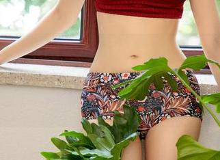 UGirls尤果网 – 一份免费的图册：赵佳琪披着水手服，似乎连海鸥都在旁边叽叽喳喳。