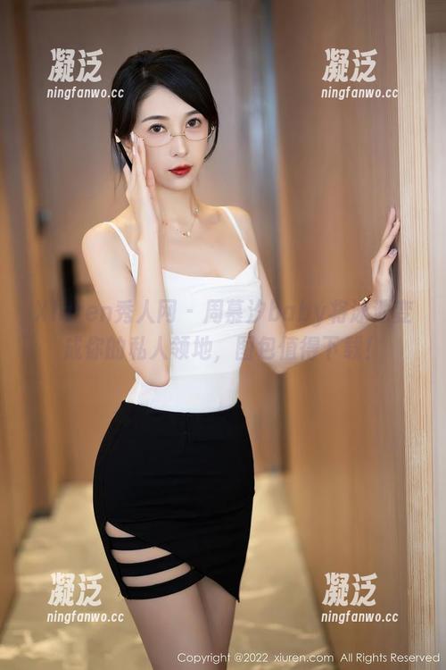 Xiuren秀人网 - 周慕汐baby将泳池变成你的私人领地，图包值得下载！
