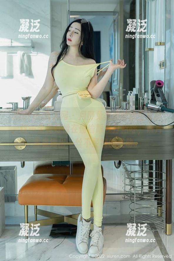 Xiuren秀人网 - 月野兔美妞的镂空写真，这一坐姿好像在偷偷跟我打招呼，照片里竟透出一丝不经意的灵动。