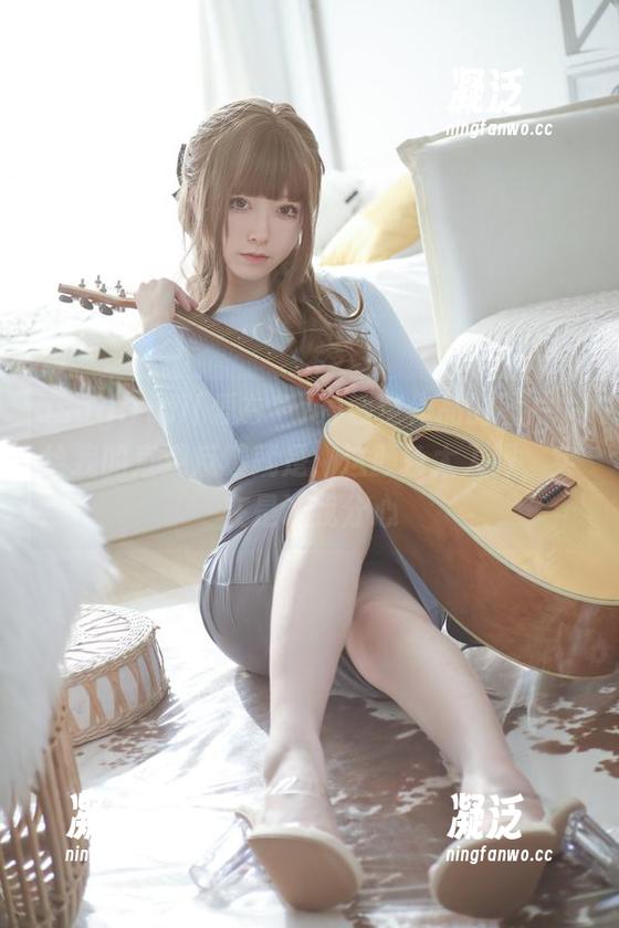 asagiriai(爱ちゃん)镂空作品的图片，给我的直观反馈就是：这颜色太入眼，实在是让我分心