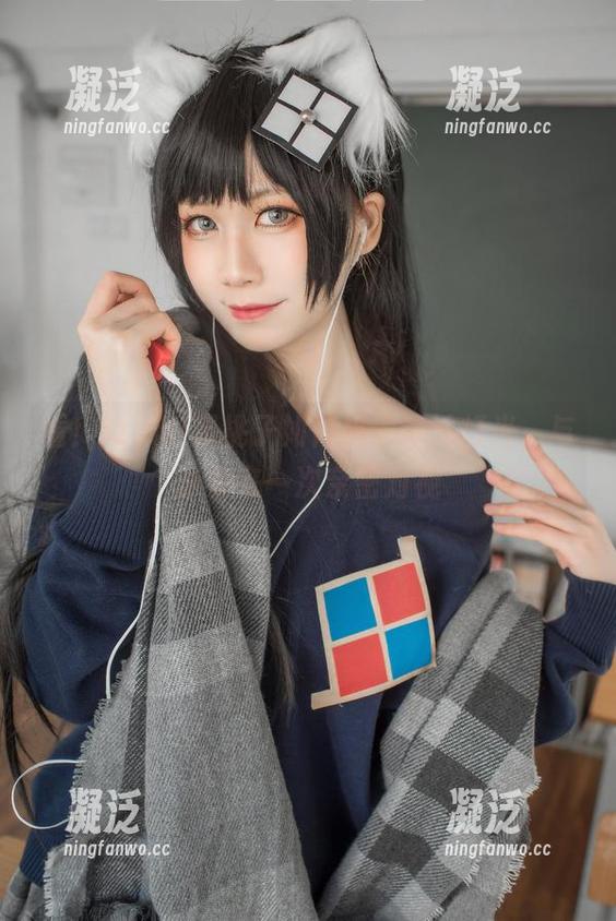看！izumi泉桃子如何挑逗泳池灯光，与泳衣来一次亲密对视