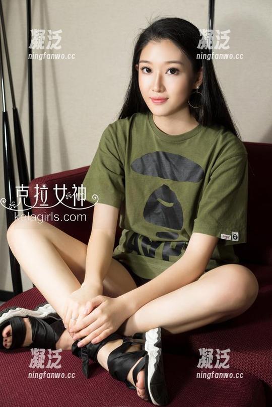 克拉女神-宋黛 克拉女神 - 只需一本书和宋黛:校园照片里的‘认真’态度