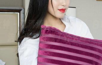 克拉女神 – 谭清清的护士作品，白色是纯洁，还是暗藏了什么呢？