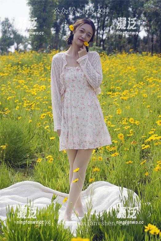 初夏女神-安妮 初夏女神 - 安妮的旅行中没什么光,只有她的无圣光套图在闪耀