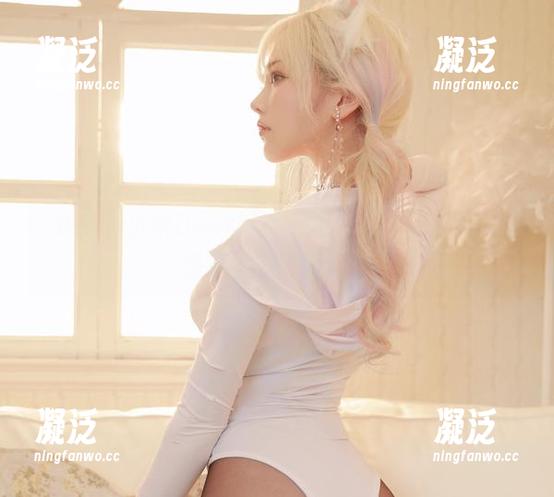 啾小妍Deer 一边翻啾小妍Deer的肉丝图包,一边默默想她是不是又在卖萌。