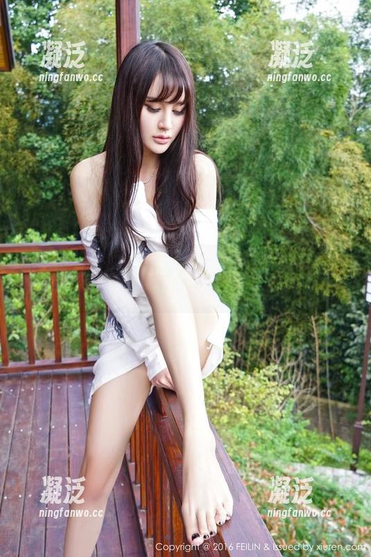 嗲囡囡-芷儿Momoko 嗲囡囡 - 懒人瑜伽指南:无圣光下图包里的芷儿Momoko保持姿势不保持脸