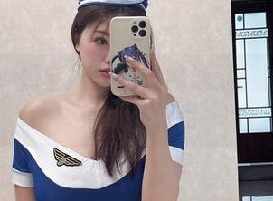 微密圈 – 奶宝妹纸的夜晚泳池：被这套图晃到不想走
