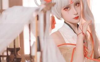这组秘书写真，奶狮不咬人的表情显得好像在打什么小算盘。