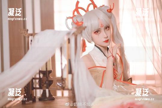 奶狮不咬人 这组秘书写真,奶狮不咬人的表情显得好像在打什么小算盘。