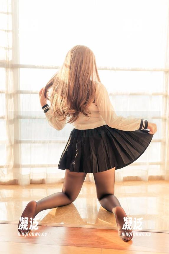 宅夏yoko 妹汤物语套图:宅夏yoko的校服穿搭,开心到想飞的level!