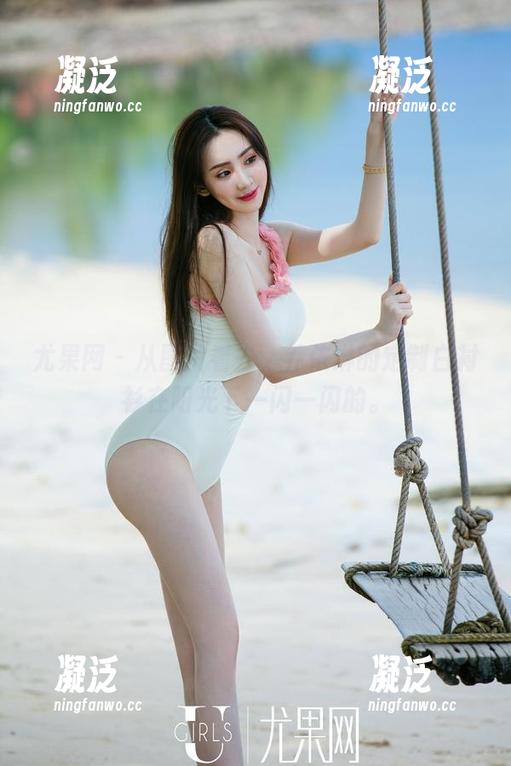 尤果网-乔依琳 尤果网 - 从图片看去,乔依琳的定制白衬衫在阳光下一闪一闪的。