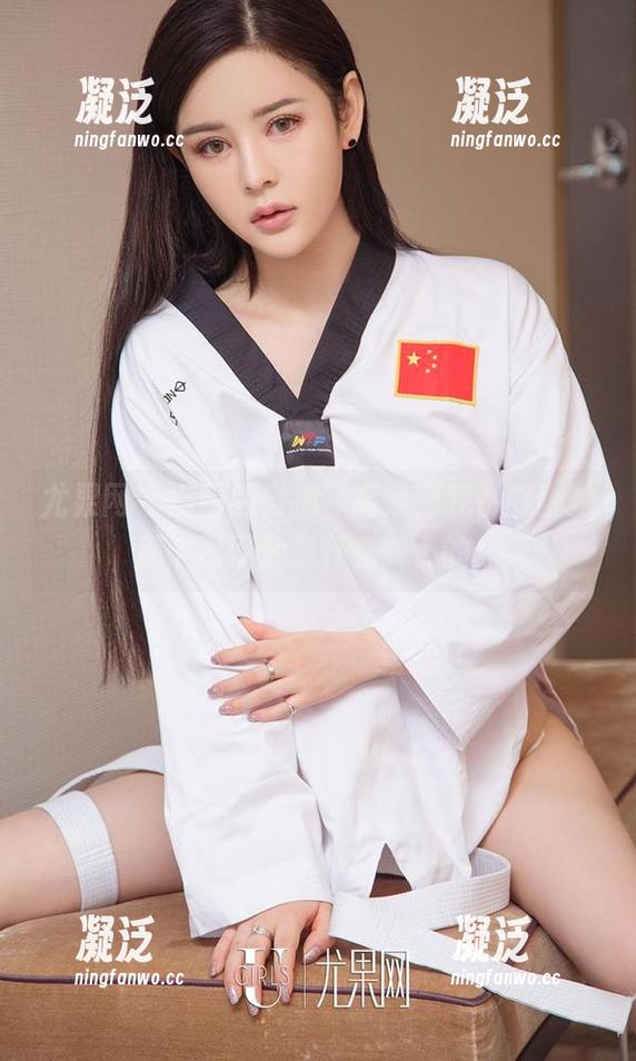 尤果网 - 琳丽的自拍，高清到我都能猜她那个指甲油是什么牌子的！