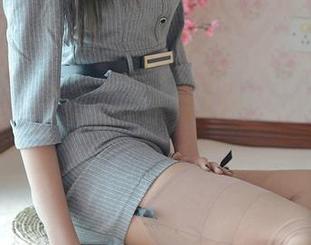 异思趣向 – 不越界的可爱：免费欣赏紫薇与吊带女孩的照片盛典。