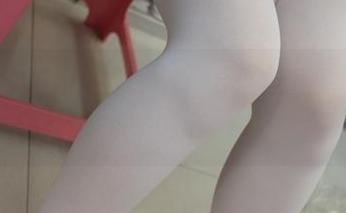 窗台上的白丝少女，森萝财团的图集太有吸引力，甚至想偷偷模仿一下。
