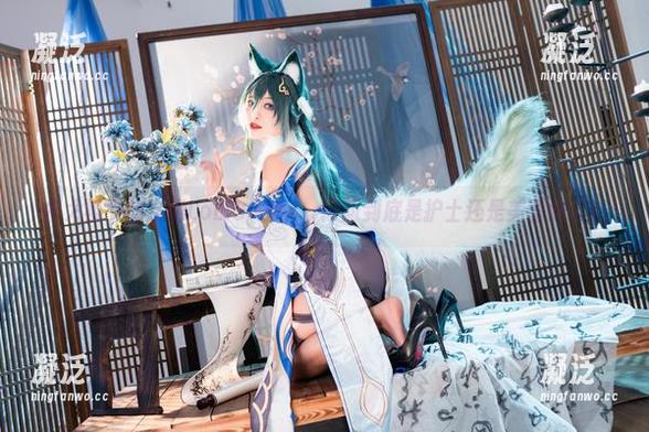 洛璃LoLiSAMA 白大褂下的洛璃LoLiSAMA,问问到底是护士还是美图达人?