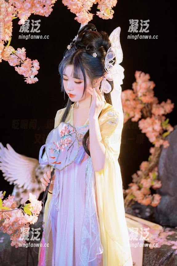 眨眼间，爆机少女喵小吉的狐妖精选图片又让人不自觉地想要再瞄一眼