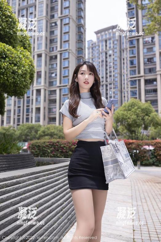 秀人网 - 关于周于希Sally和她的皮衣，我只想说，明明是美图，却让我觉得有种打劫的紧迫感。