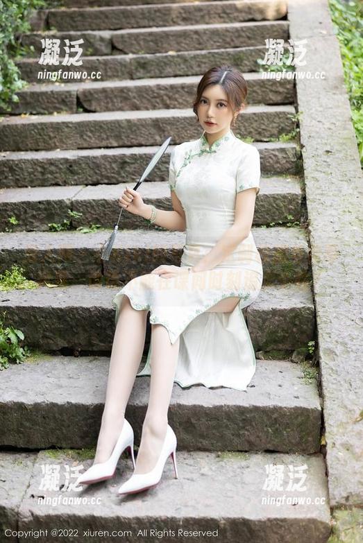 秀人网 - 小Kiki的写真：定制校服与自带风暴，谁说不能在课间时刻追求个性？
