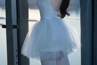 秀人网 – 一件定制的制服和朱可儿Flower的写真，故事里的搭配感真让人期待。