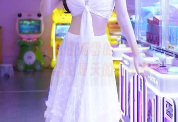 秀人网 – 为什么白茹雪的“裸足”定制照让人想起了夏天的石子路？