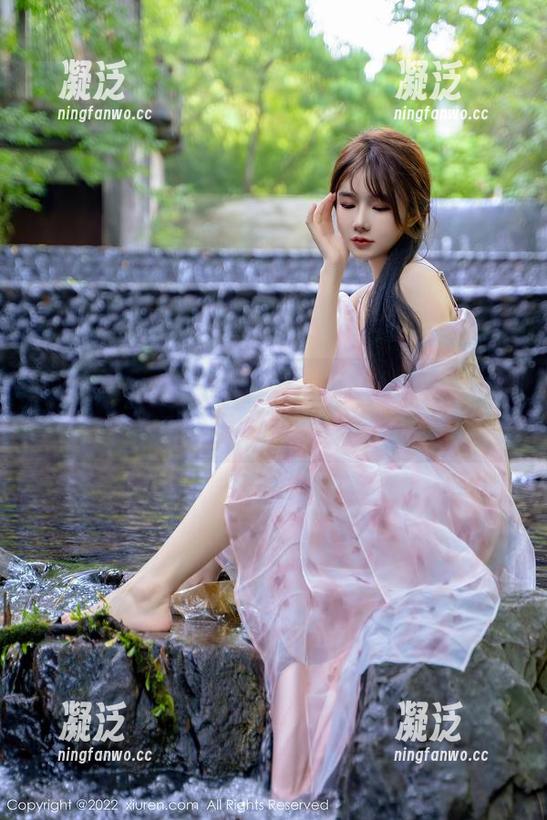 秀人网-糯美子Mini 秀人网 - 糯美子Mini带你逛户外,定制图集里的风与光