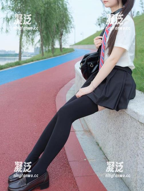 紧急企划 - 龙崎聆音的私拍日常：当秘书不止是敲键盘