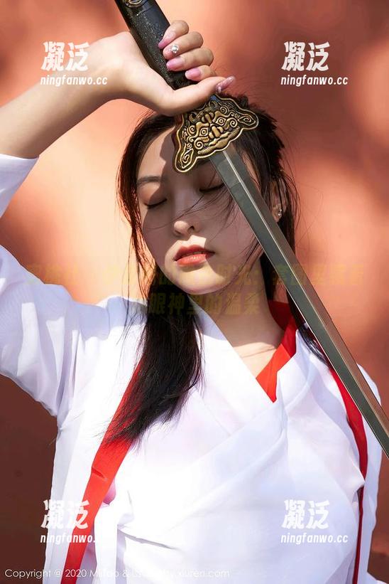 蜜桃社-伊素妍 蜜桃社 - 伊素妍的黑色时光:套图里藏着她眼神里的温柔