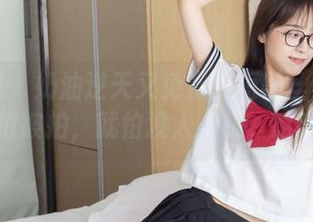 袜啵啵 – 奶油逆天又免费的短黑丝图集：不怕被拍，就怕没人上镜，哈哈！