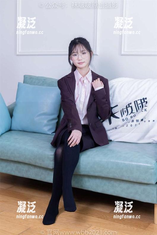 袜啵啵-稚予 袜啵啵 - 看,稚予的私房写真:咖啡丝、脚尖加固,组合得恰如其分。