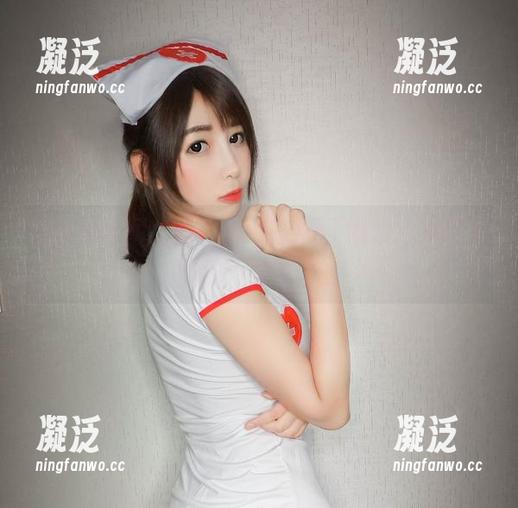 冷静反差萌：雯粥粥i穿白色T恤后，我的拍照技巧配合不上