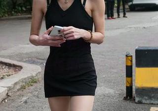 咖啡色丝袜与高跟鞋的结合，魔镜街拍定制图集值得一探究竟！